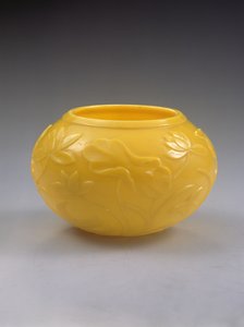 Bol sculpté, période Qianlong (1736-95) (verre coloré)
