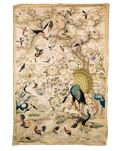 Panneau brodé avec une paire de paons et de nombreux autres oiseaux sous un arbre noueux avec des pivoines et des fleurs de prunus, Canton - Chinese School