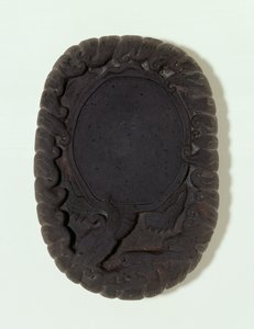 Pierre à encre sculptée en forme de grande tortue mythique Lo-shu parmi les vagues, probablement dynastie Ming