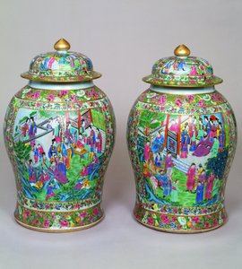 Paire de vases balustre famille rose de Canton et couvercles en dôme, début du 19ème siècle - Chinese School