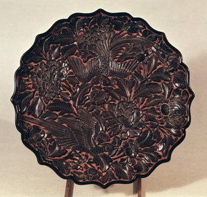 Assiette avec motifs floraux et deux oiseaux, Dynastie Yuan (1271-1368)
