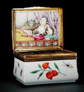 Une tabatière armoriée (porcelaine)