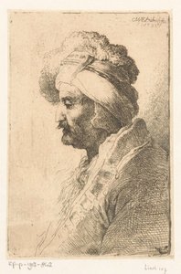 Homme regardant en bas avec un bonnet de fourrure