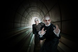 Des silhouettes inquiétantes dans le tunnel - Christine von Diepenbroek