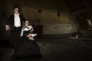 Un couple gothique dans un grenier - Christine von Diepenbroek