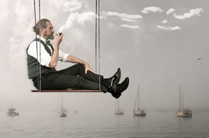 Un homme sur une balançoire suspendue