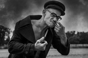 Un marin excentrique avec une pipe