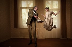 Un couple fantaisiste en lévitation - Christine von Diepenbroek