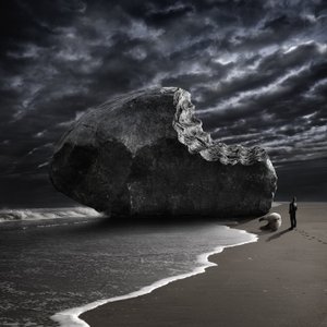 Bitten Rock sur Stormy Beach