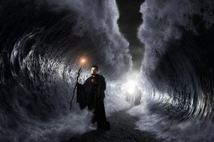 Un homme séparant ses mèches brunes - Christophe Kiciak