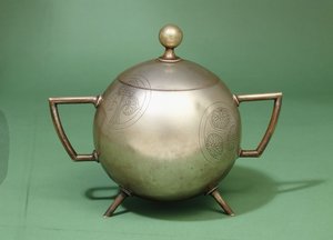 Un bol à deux poignées Hukin and Heath avec couvercle articulé - Christopher Dresser