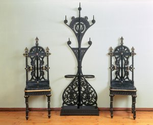 Porte-manteau, chapeau et parapluie flanqué de deux chaises de jardin ou de hall, Coalbrookdale, 1867-69