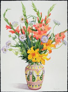 Fleurs orange et bleues dans un vase marocain