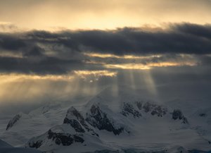 Rayons dorés sur les montagnes