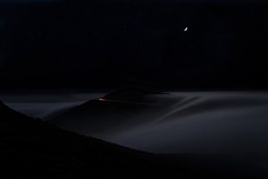 Route de montagne par une nuit brumeuse