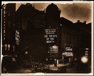 Le Casino Theatre la nuit, foules et voitures, et ouvriers creusant dans la rue, Broadway et 39e rue, New York, c.1915 - Company Byron