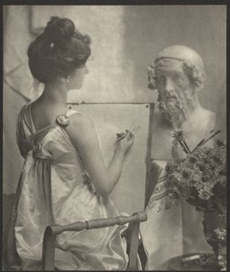 [Femme dessinant à partir d