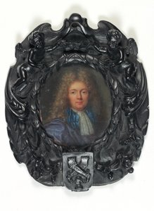 Un gentleman, en habit violet avec cravate en dentelle
