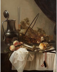 Une cruche en étain avec une coupe en argent renversée contenant des fruits, du pain et de la viande sur un plateau de table drapé. - Cornelis Kruys