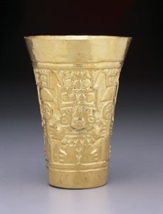 Coupe : Figures debout et massues de guerre, 900-1100