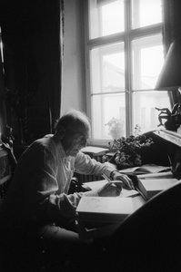 Jiri Mucha assis à son bureau dans sa maison à Hradcany, Prague