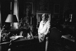 Jiri Mucha debout près de son bureau dans sa maison à Hradcany, Prague