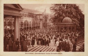 Carte postale représentant une foule de personnes assistant à un concert du soir à Kreuzbrunnen - Czech Photographer