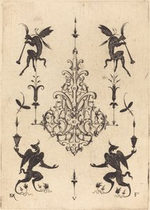 Broche avec créatures fantastiques soufflant des cors en haut et griffons ailés en bas