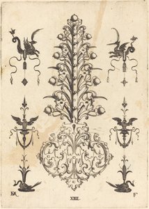 Broche en forme de jacinthe avec animaux ailés en haut et cygnes accroupis en bas