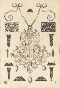 Grand pendentif, entouré de treize clous