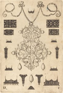 Grand pendentif avec trois gouttes en dessous, entouré de quinze clous différents
