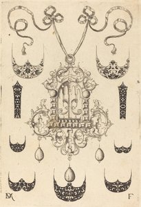Pendentif entouré de sept boucliers et deux bandes ornementales