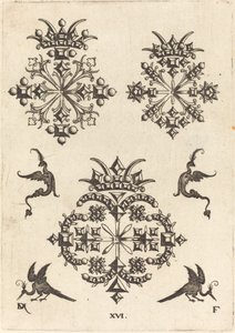 Trois broches avec des oiseaux fantastiques à gauche, à droite et en bas