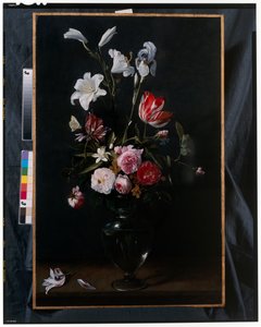 Guirlandes de roses, tulipes, jonquilles et autres fleurs suspendues à des rubans bleus