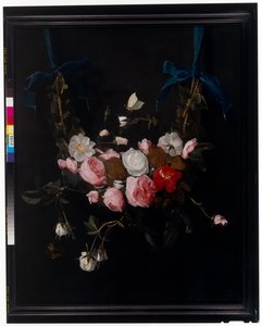 Guirlandes de roses, tulipes, jonquilles et autres fleurs suspendues à des rubans bleus