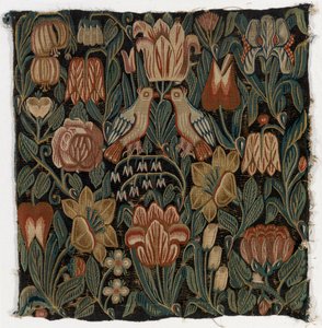 Housse de coussin en tapisserie représentant deux oiseaux parmi des fleurs