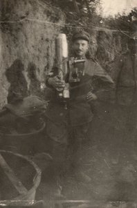 Soldat dans une tranchée du plateau karstique pendant la Première Guerre mondiale