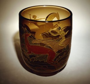 Vase en verre émaillé représentant deux Amazones chassant des cerfs - Daum Freres