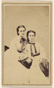 [Deux jeunes femmes non identifiées, assises] - David R.H. Hoag and Quick