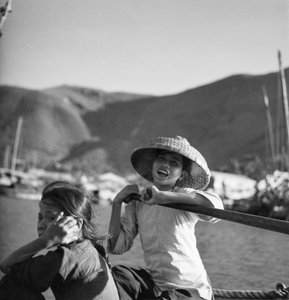Deux jeunes filles de sampan à Aberdeen, Hong Kong - David Watkin Waters
