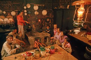 Une famille est assise ensemble avant le dîner. Tenggerese, Java, Indonésie.