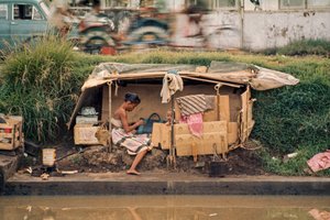 Cabane en carton, le long d