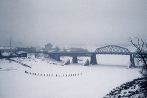 Novossibirsk, rivière Ob, Sibérie, URSS, Des étudiants traversent à pied la rivière Ob gelée dans la neige, Hiver 1976 (photo) - Dean Conger