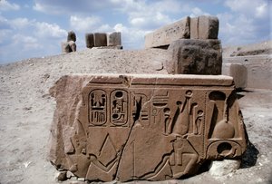 Tanis Egypte, dessins sur des ruines en pierre de l