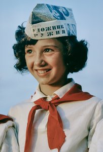 Jeune fille dans un camp de jeunes pionniers, organisation de jeunesse obligatoire, pour l