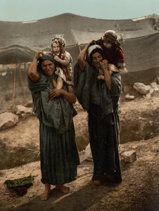 Bédouins et enfants devant une tente, Terre Sainte