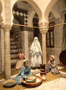 Femmes maures préparant du couscous dans une cour, Alger, Algérie, c.1899