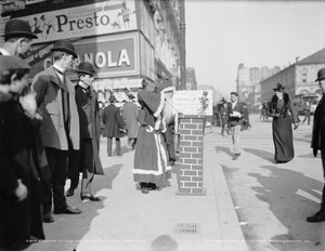 Le Père Noël collectant des dons pour les Volunteers of America sur Broadway à New York, c. 1903