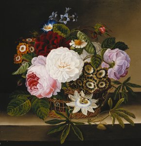 Roses et autres fleurs dans un panier sur un rebord