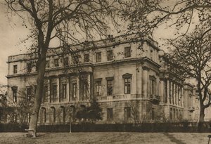 Vue du musée de Londres à Lancaster House à travers les grilles de Green Park, c1935